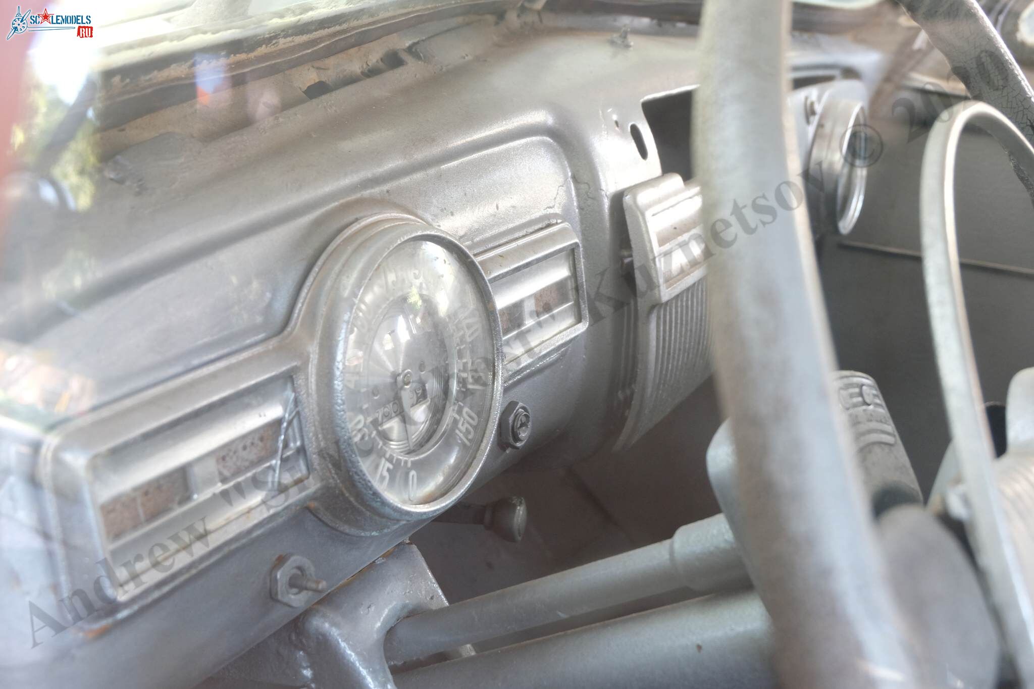 Pontiac_Steamliner_sedan_1948_76.jpg