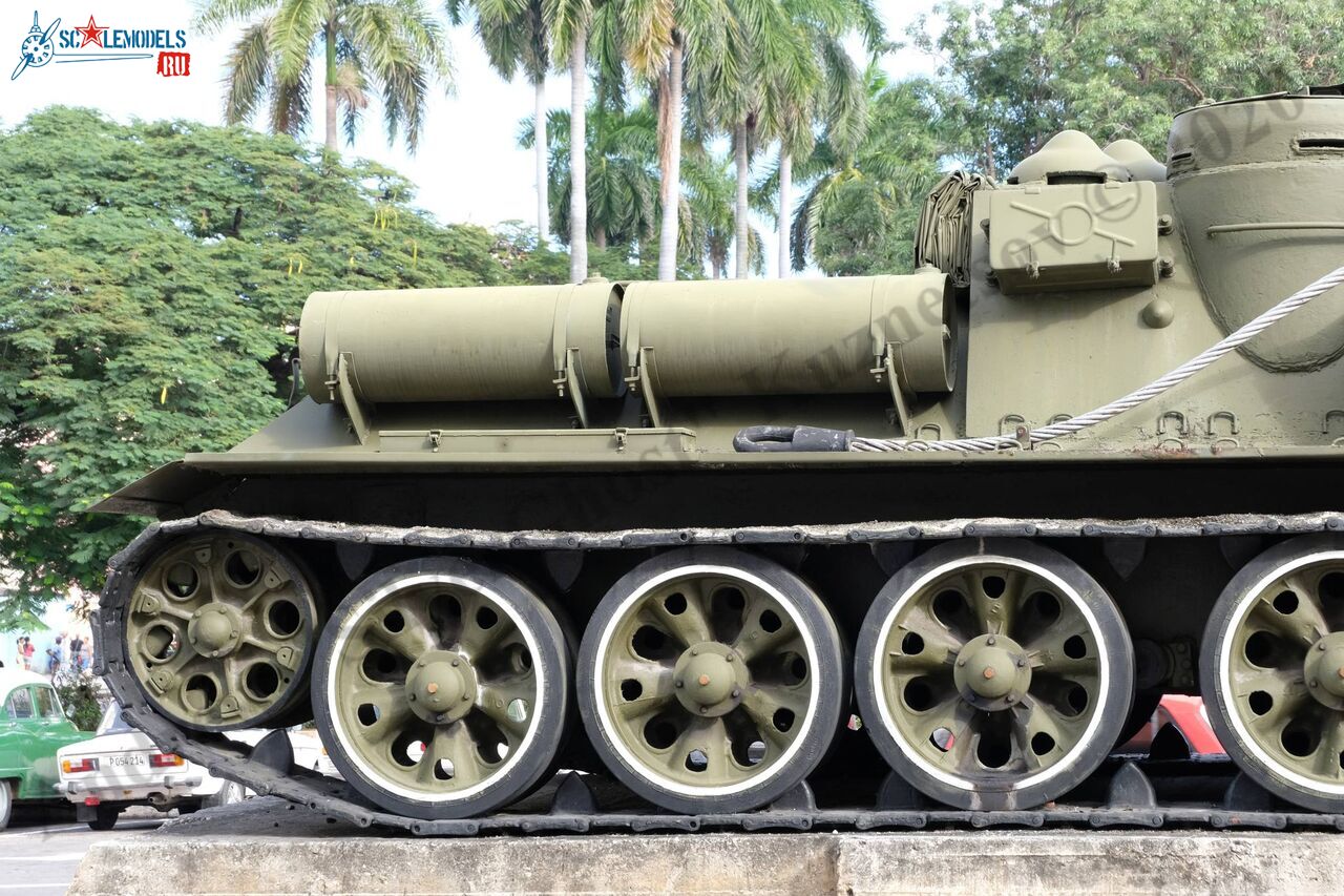 SU-100_Cuba_75.jpg