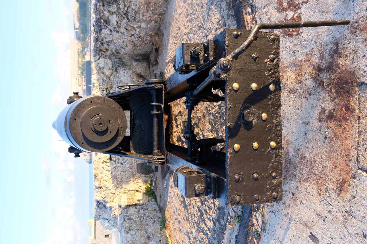 Spain_fortress_gun_1890_60.jpg