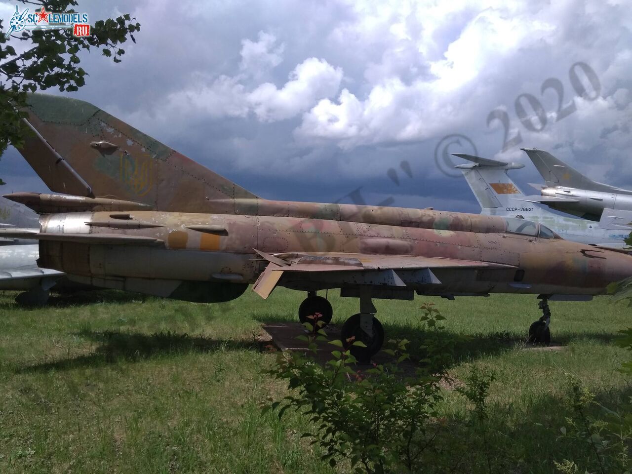 MiG-21SM_Lugansk_79.jpg