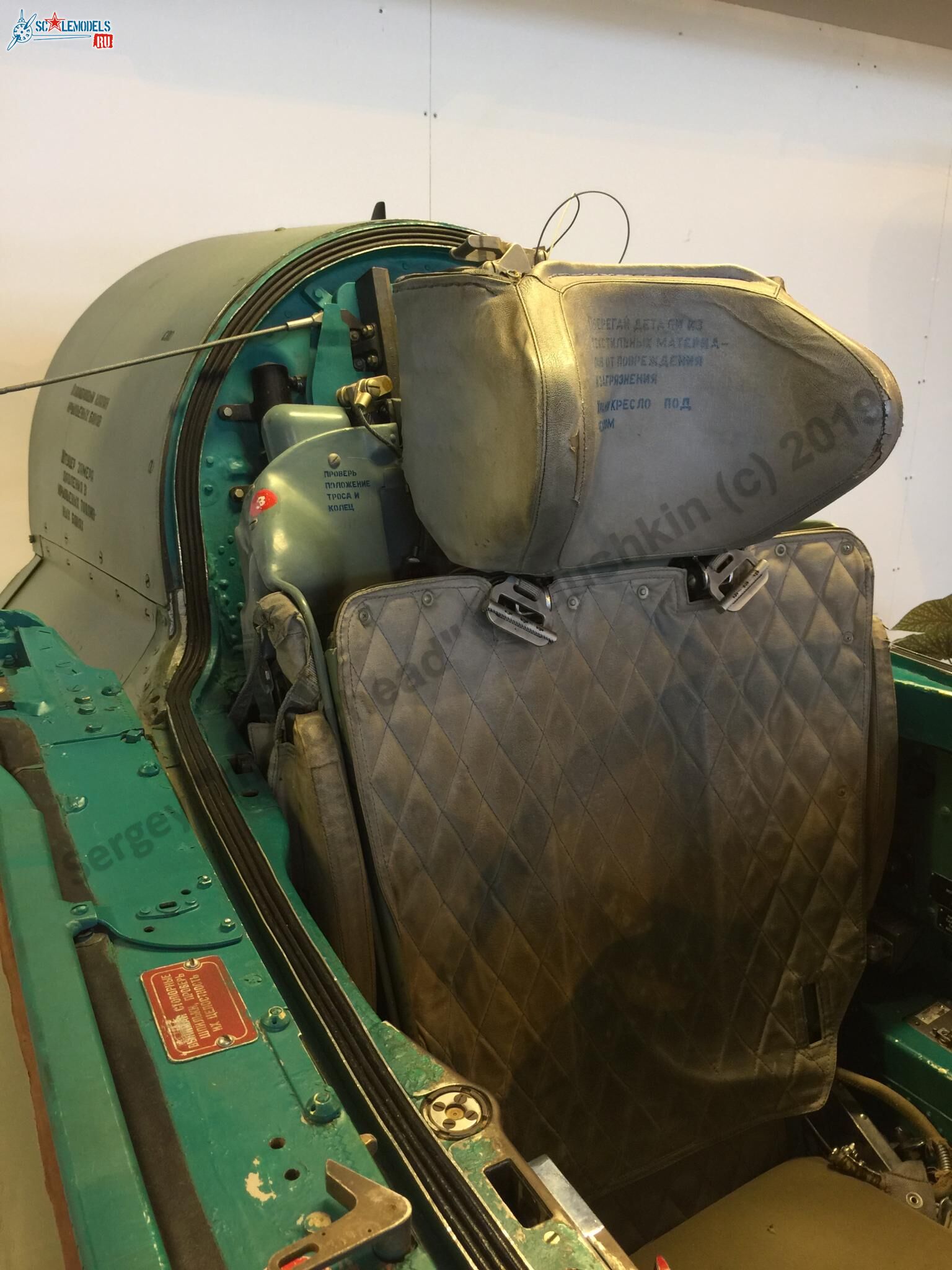 MiG-21bis_cockpit_11.jpg