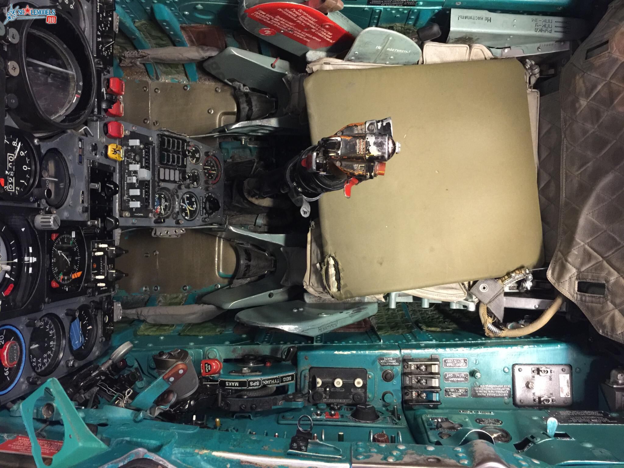 MiG-21bis_cockpit_37.jpg