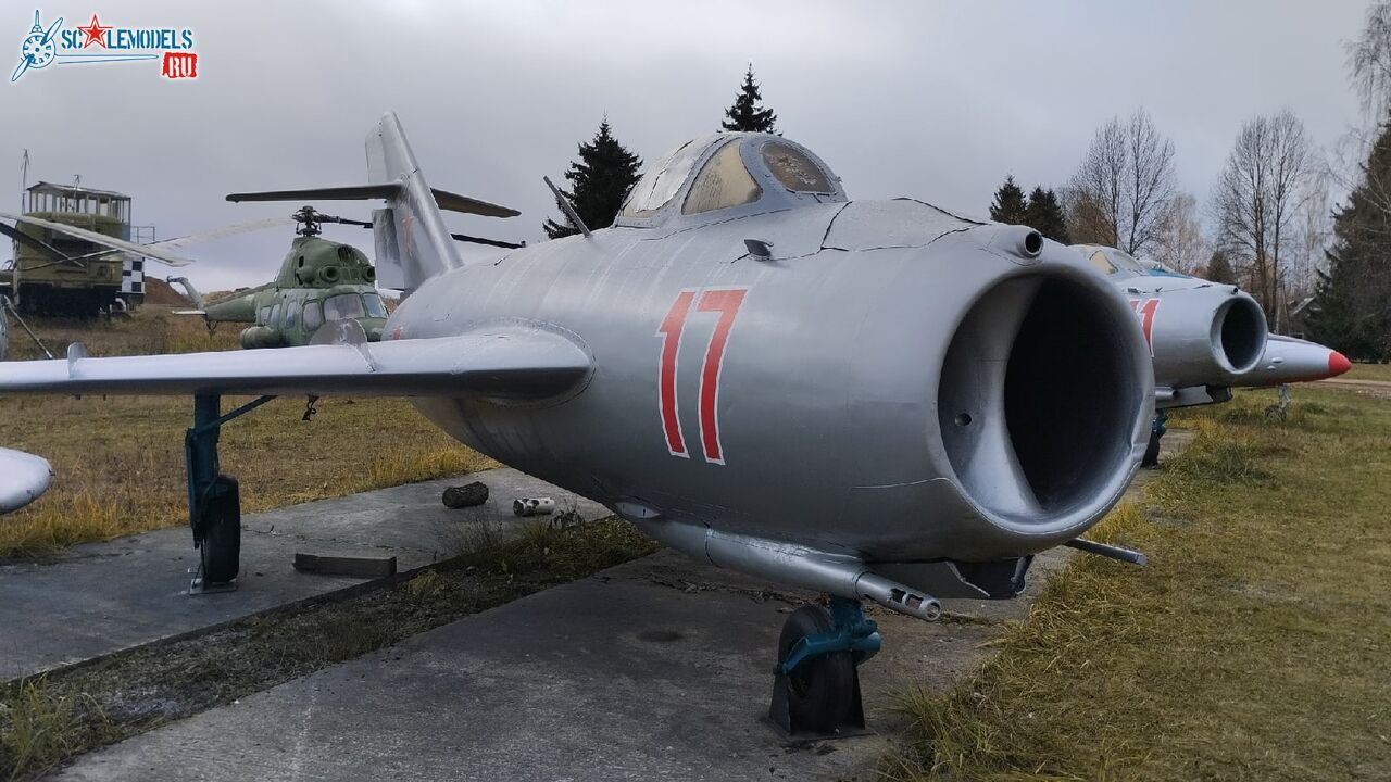 MiG-17_17_00.jpg