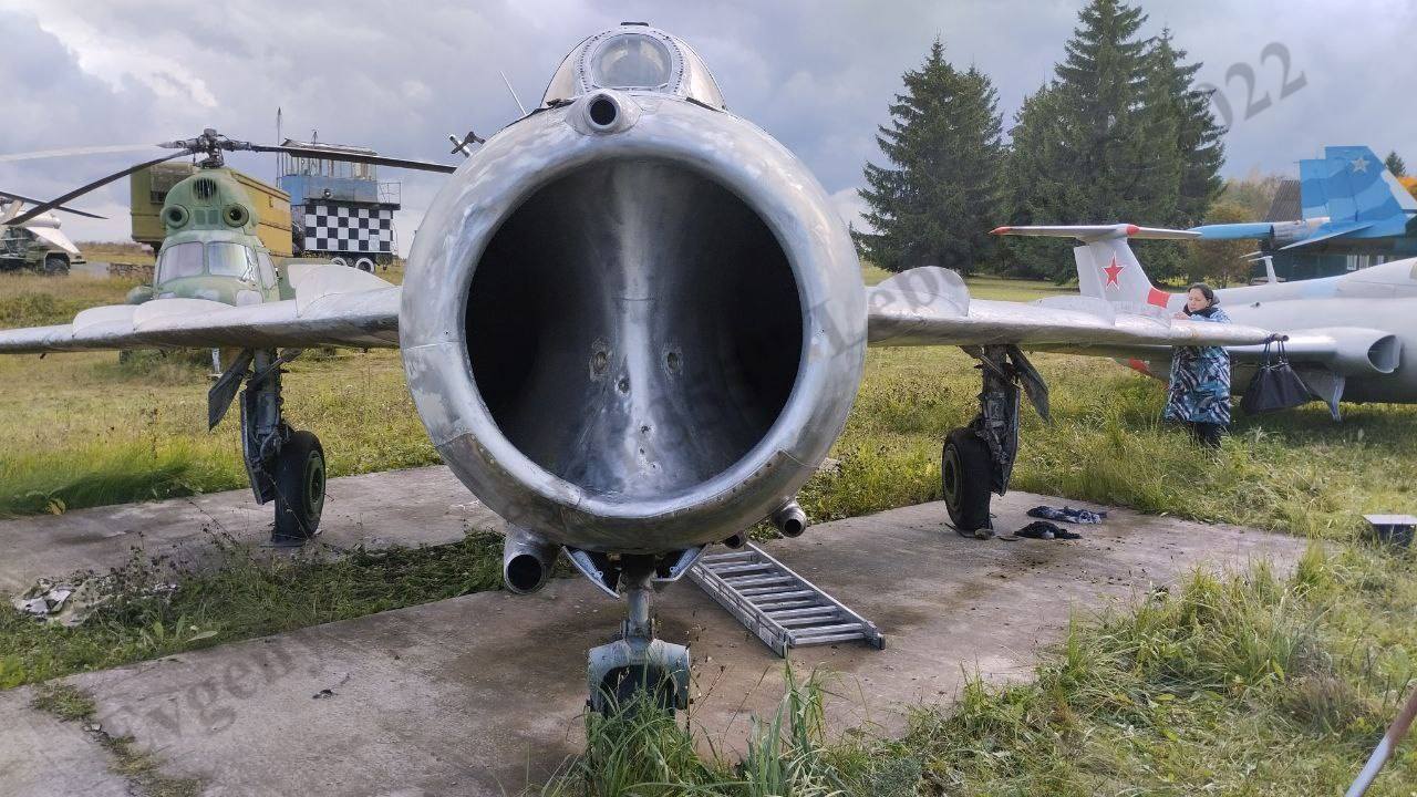 MiG-17A_111_00.jpg