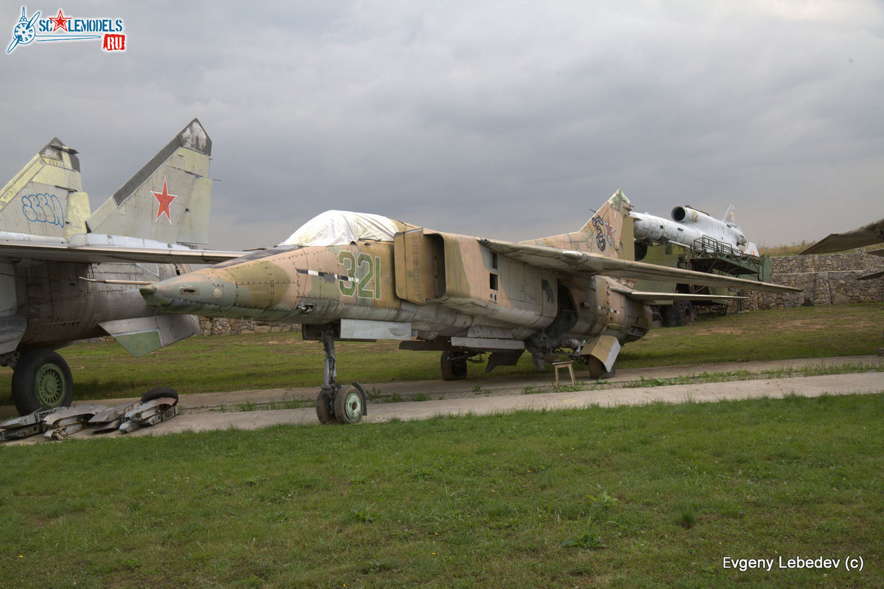 MiG-23B_321_000.jpg