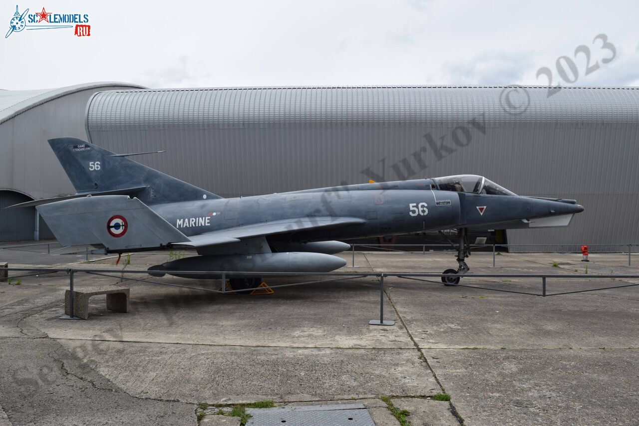 Etendard_IVM_25.jpg