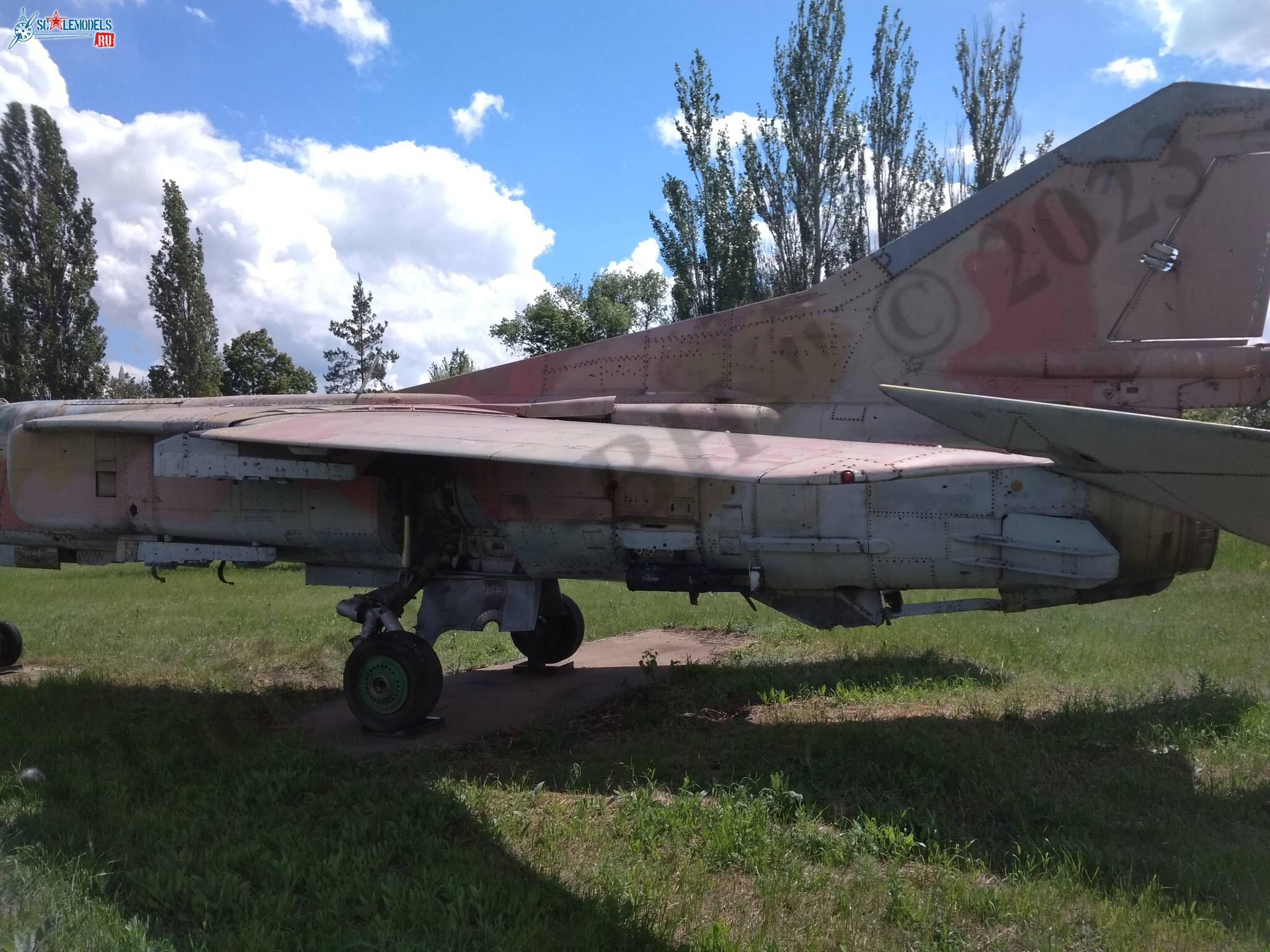 MiG-27D_Lugansk_126.jpg