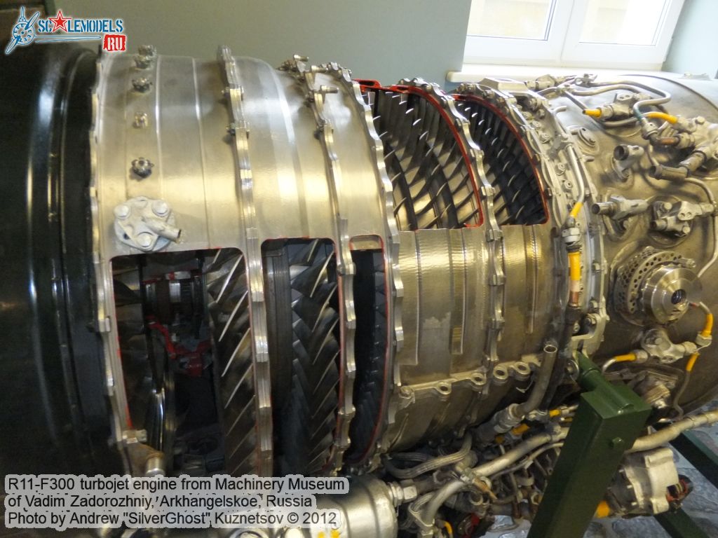 R11-F300_engine_0003.jpg