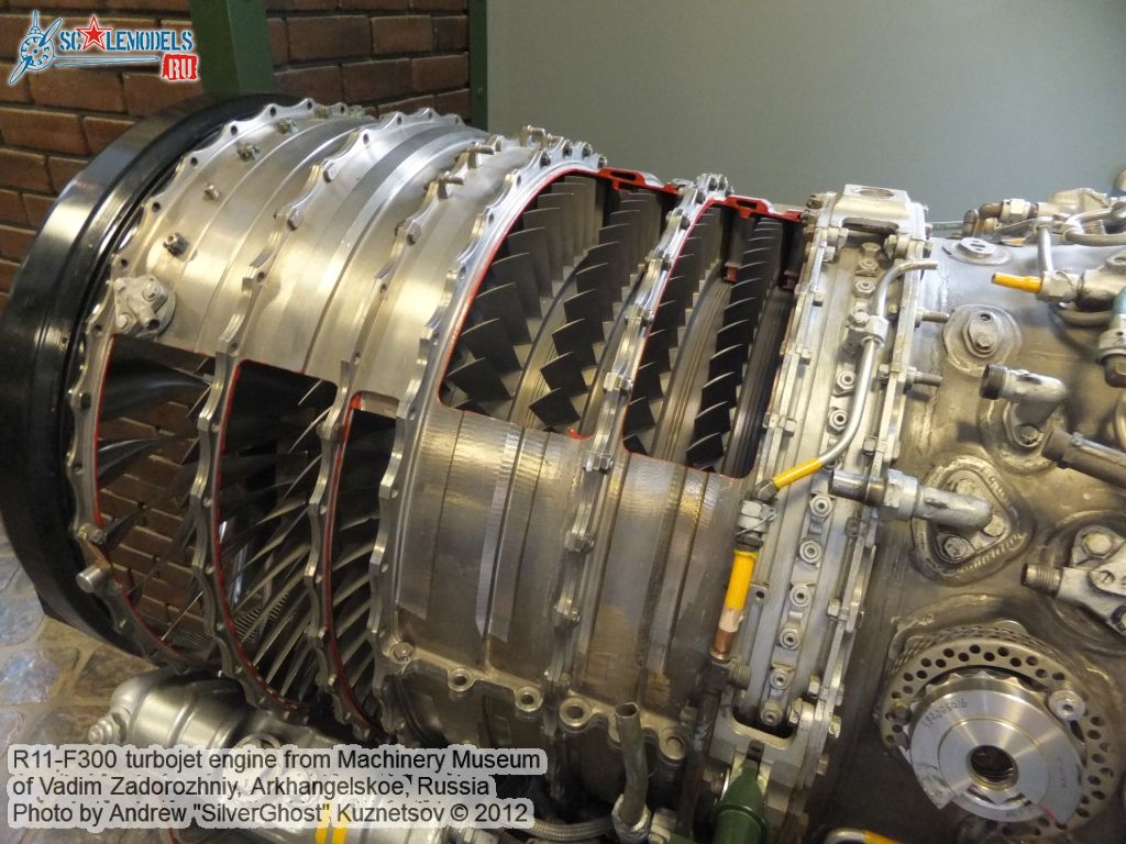 R11-F300_engine_0004.jpg