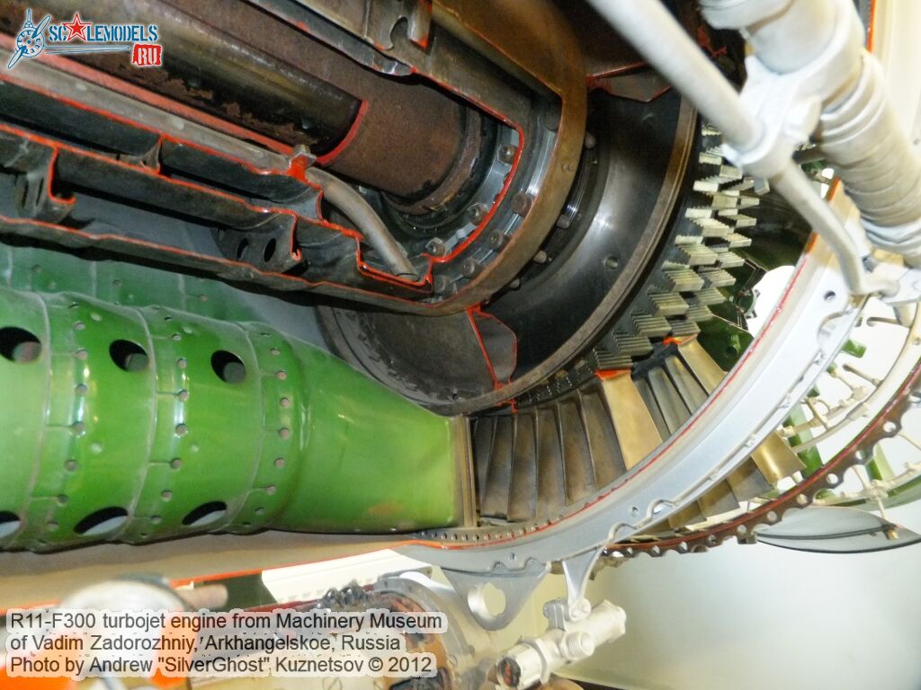 R11-F300_engine_0015.jpg