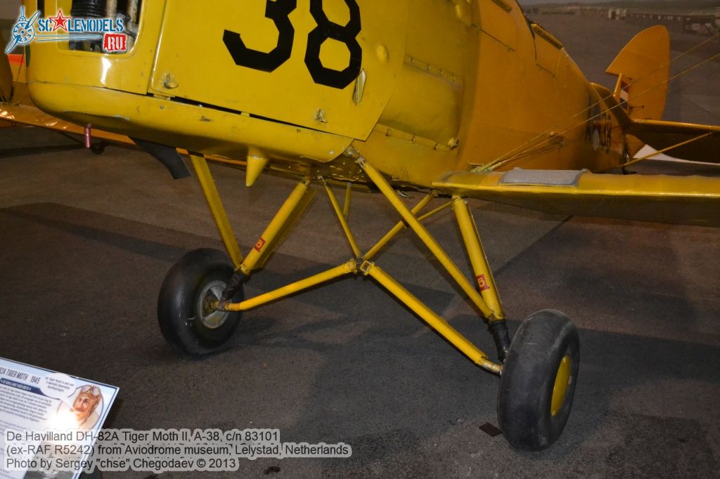 DH82A_Tiger_Moth_0003.jpg