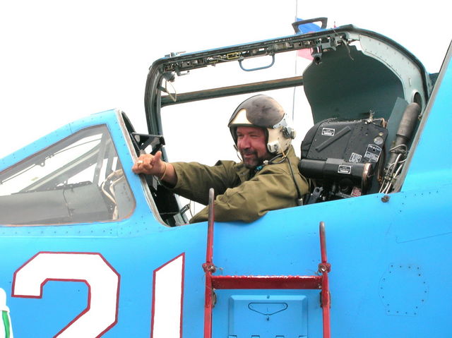 Maks'2005 Su-39 cockpit-1