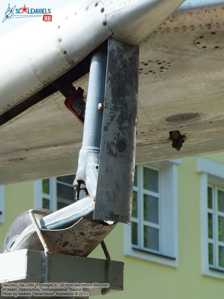 Yak-25M_Flashlight_0030.jpg
