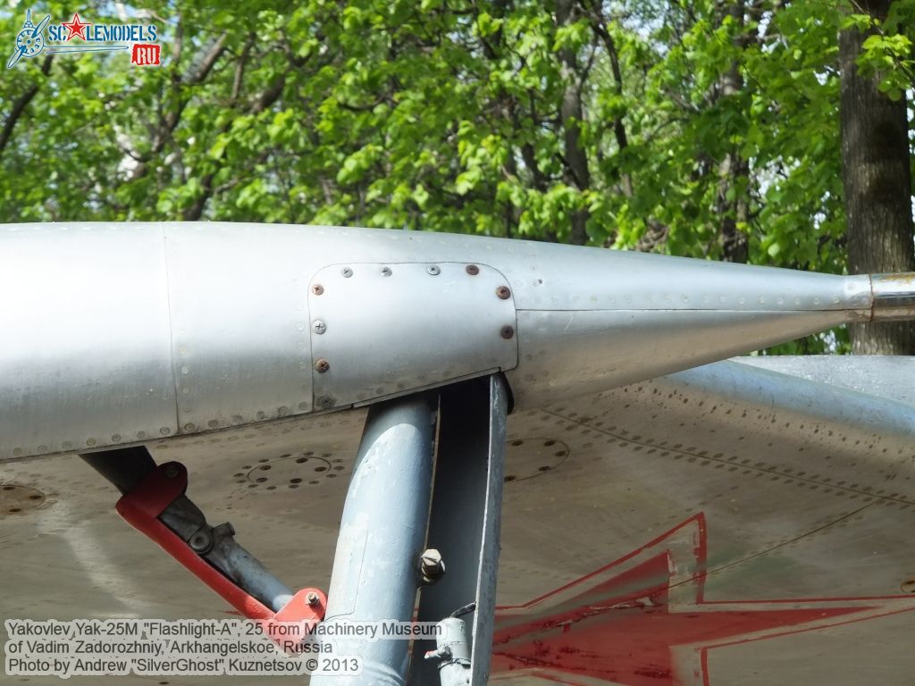 Yak-25M_Flashlight_0055.jpg