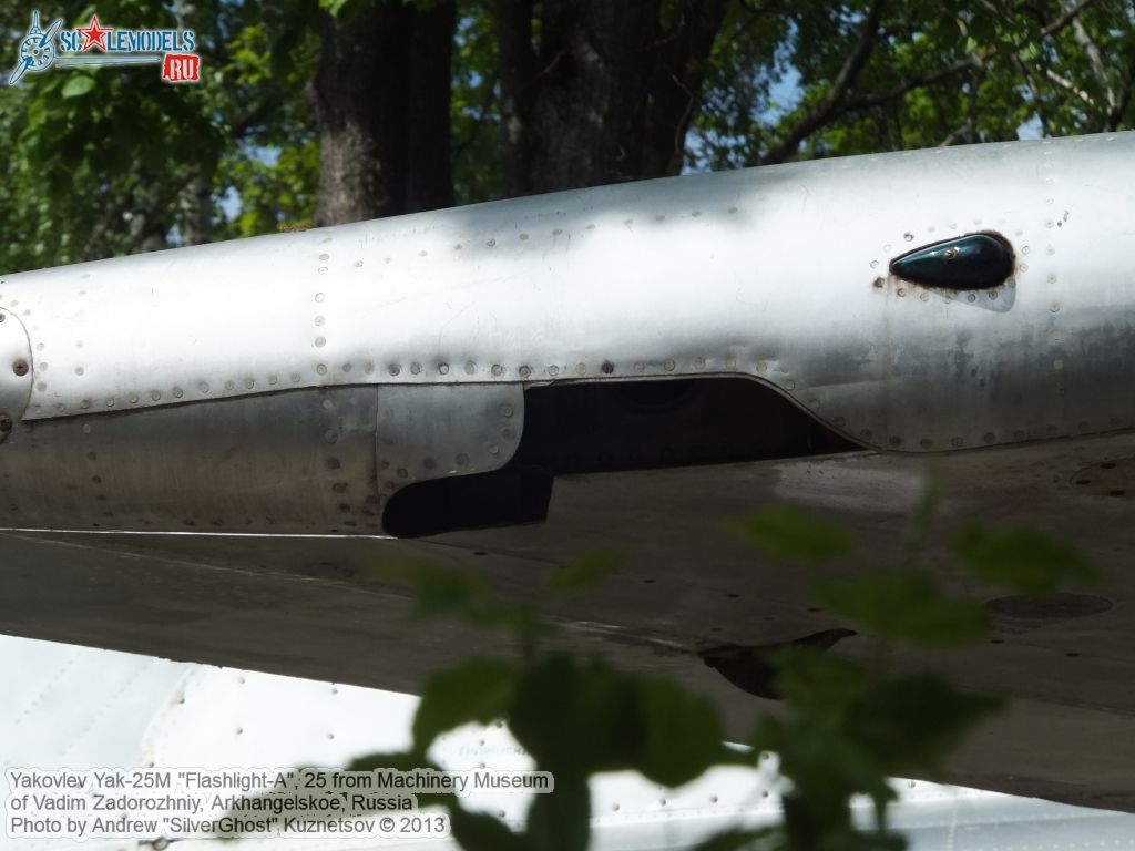 Yak-25M_Flashlight_0057.jpg