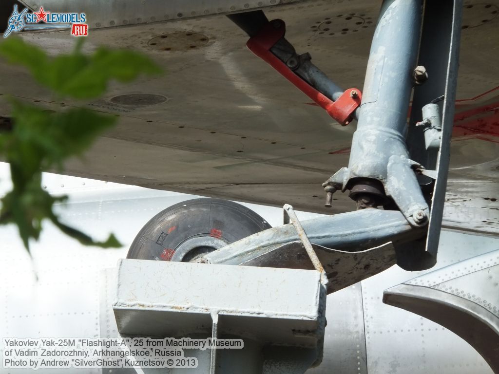 Yak-25M_Flashlight_0061.jpg