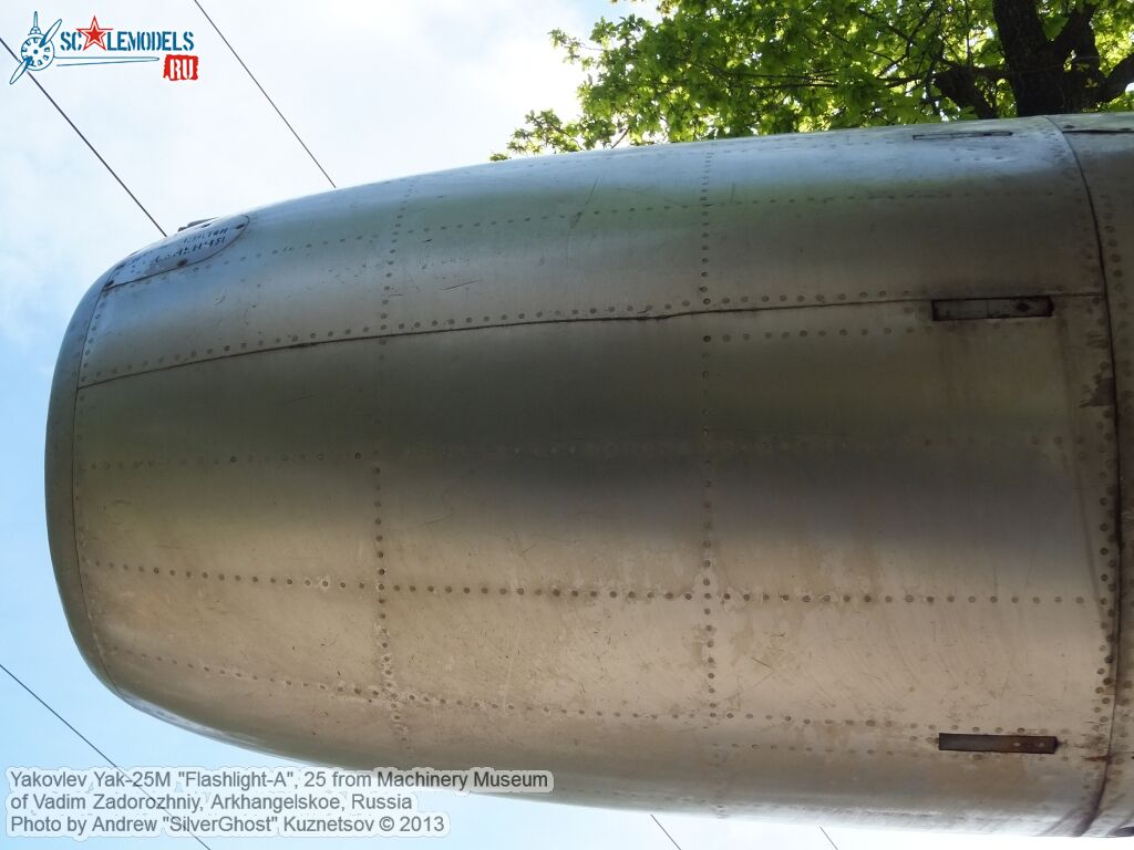 Yak-25M_Flashlight_0101.jpg