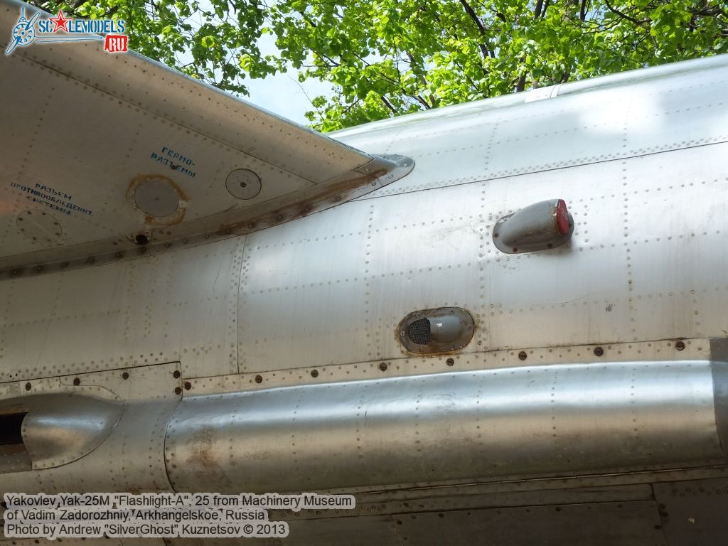 Yak-25M_Flashlight_0152.jpg