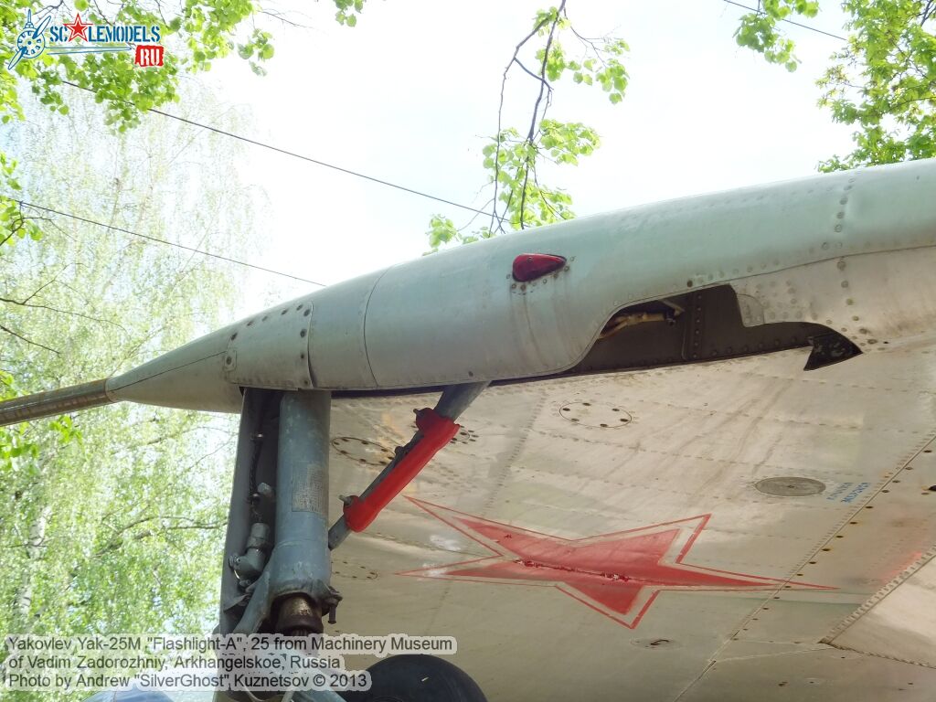 Yak-25M_Flashlight_0268.jpg