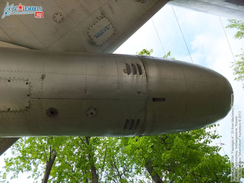 Yak-25M_Flashlight_0335.jpg