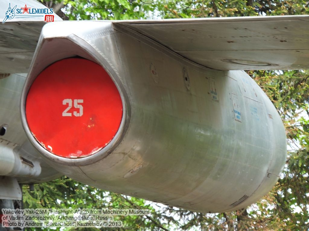 Yak-25M_Flashlight_0370.jpg