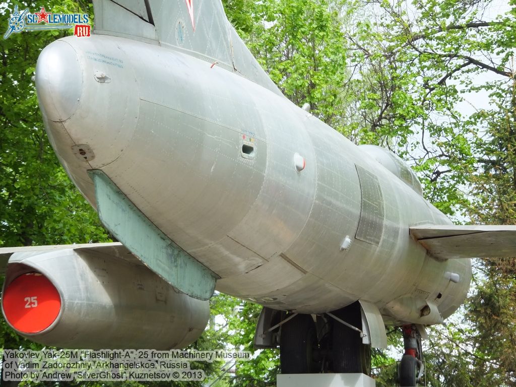 Yak-25M_Flashlight_0371.jpg