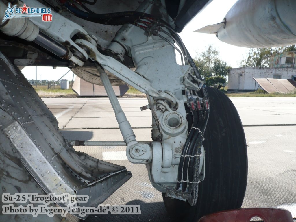 su-25_gear_0010.jpg