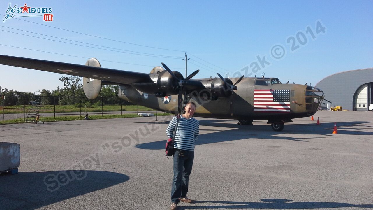 B-24_Liberator_0004.jpg