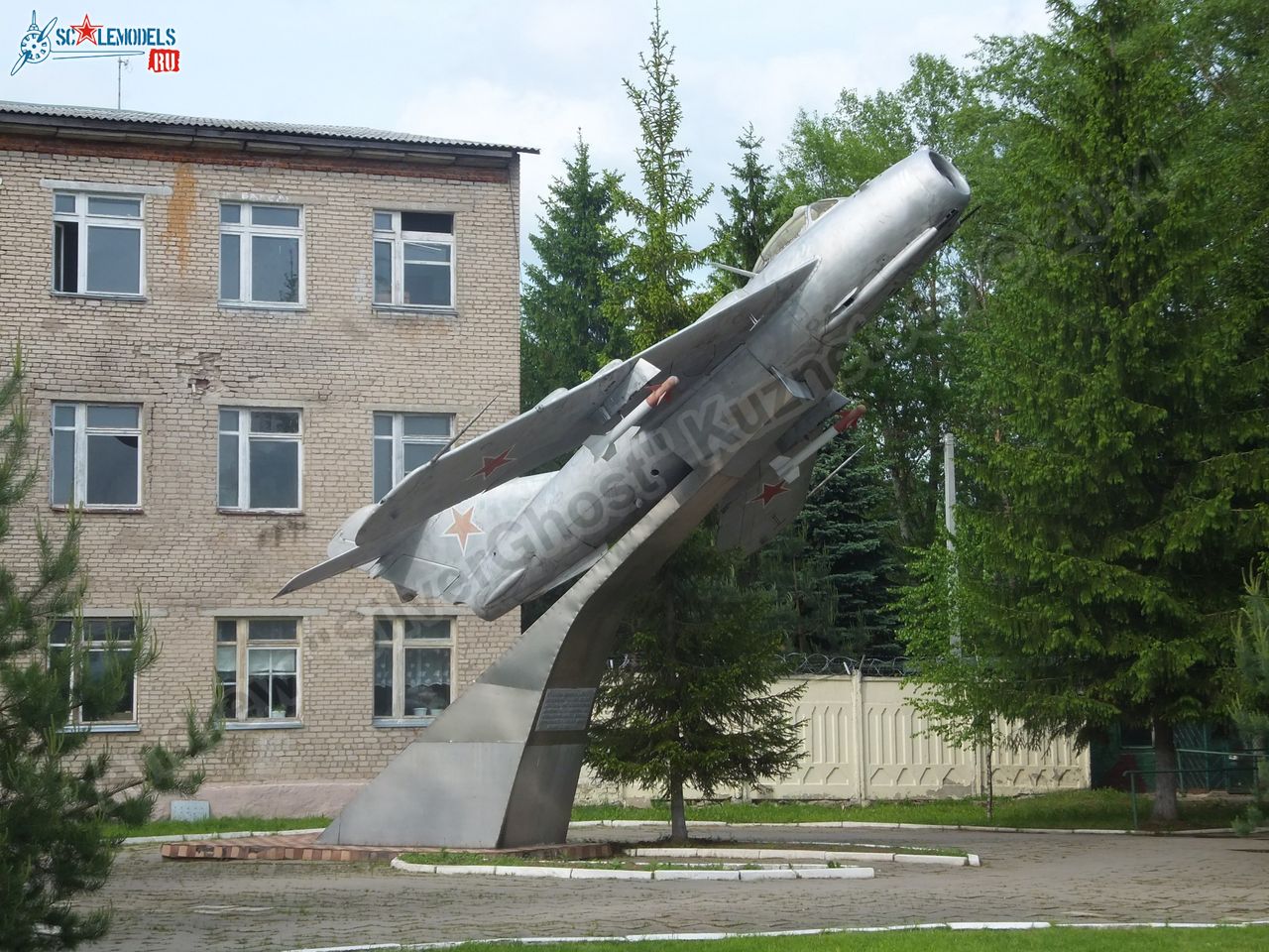 MiG-17_Vyazma_airbase_0000.jpg