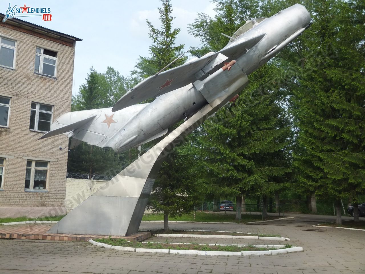 MiG-17_Vyazma_airbase_0006.jpg