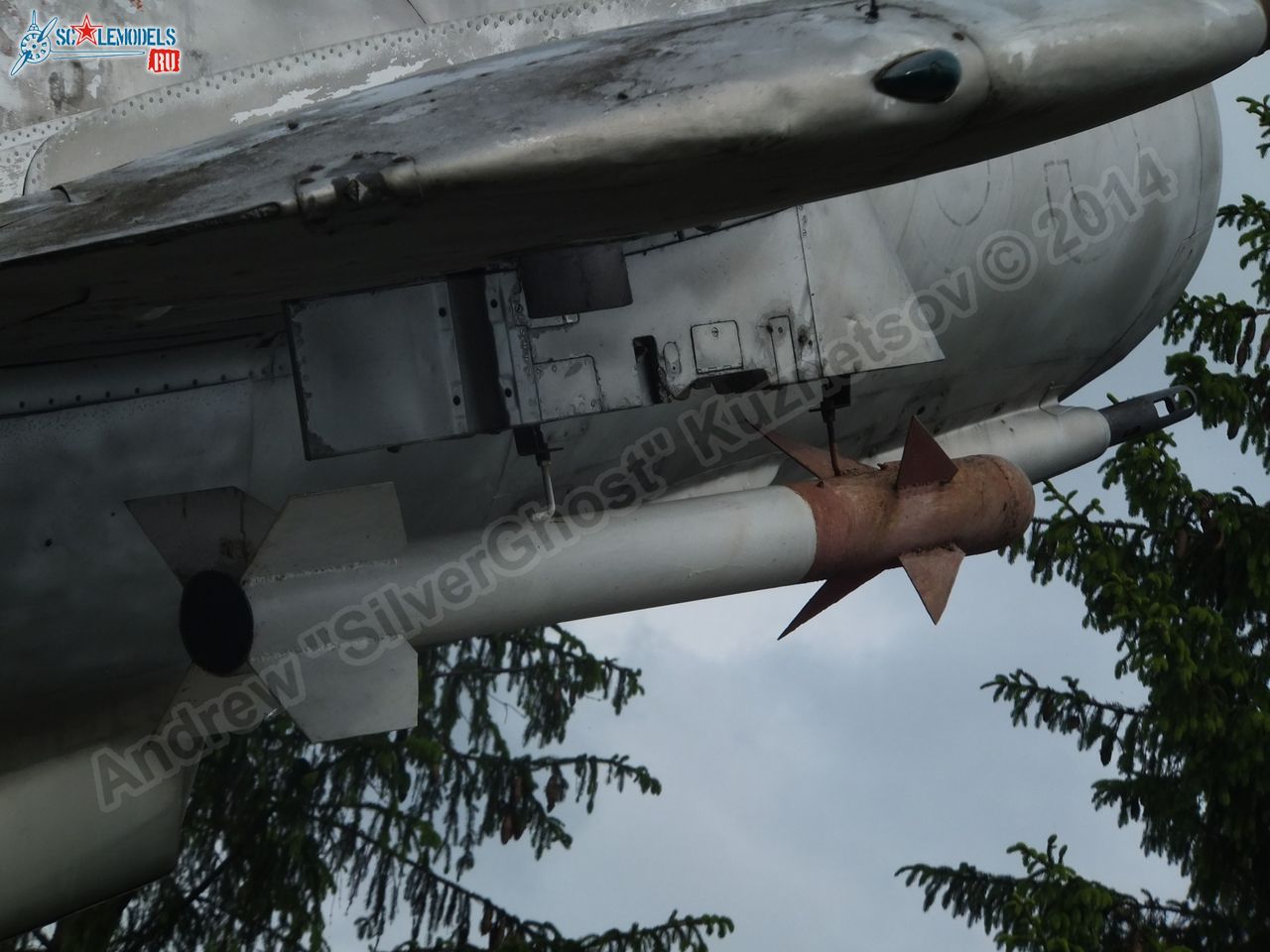 MiG-17_Vyazma_airbase_0033.jpg