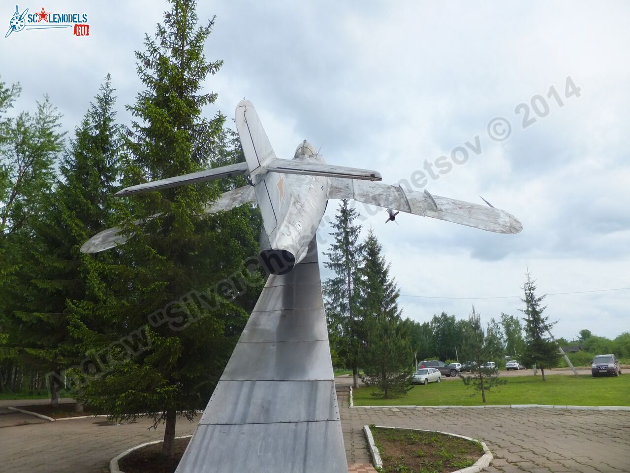 MiG-17_Vyazma_airbase_0056.jpg