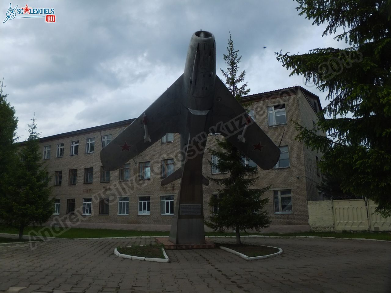 MiG-17_Vyazma_airbase_0127.jpg