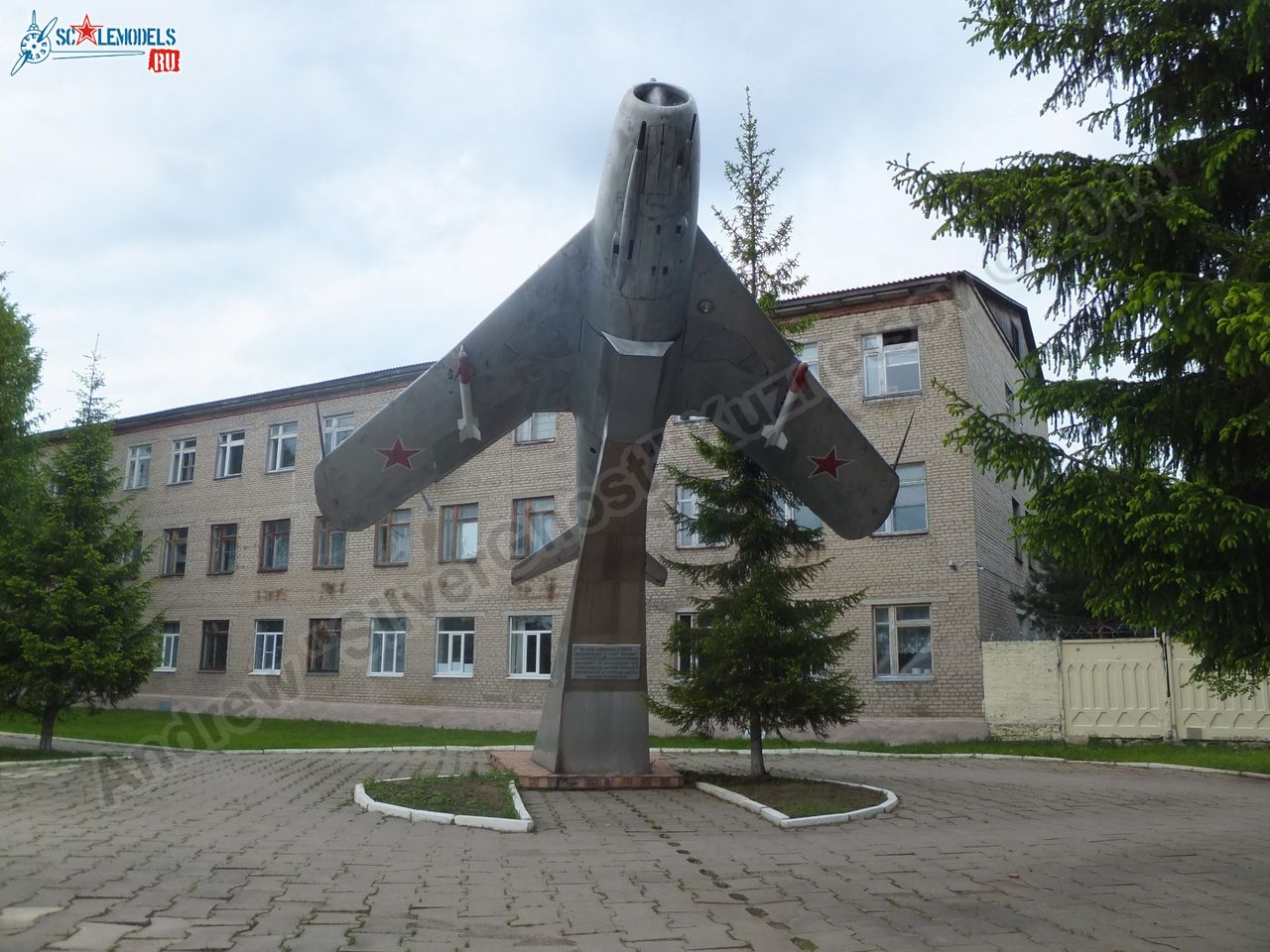 MiG-17_Vyazma_airbase_0128.jpg