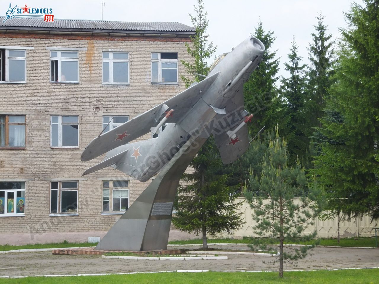 MiG-17_Vyazma_airbase_0146.jpg