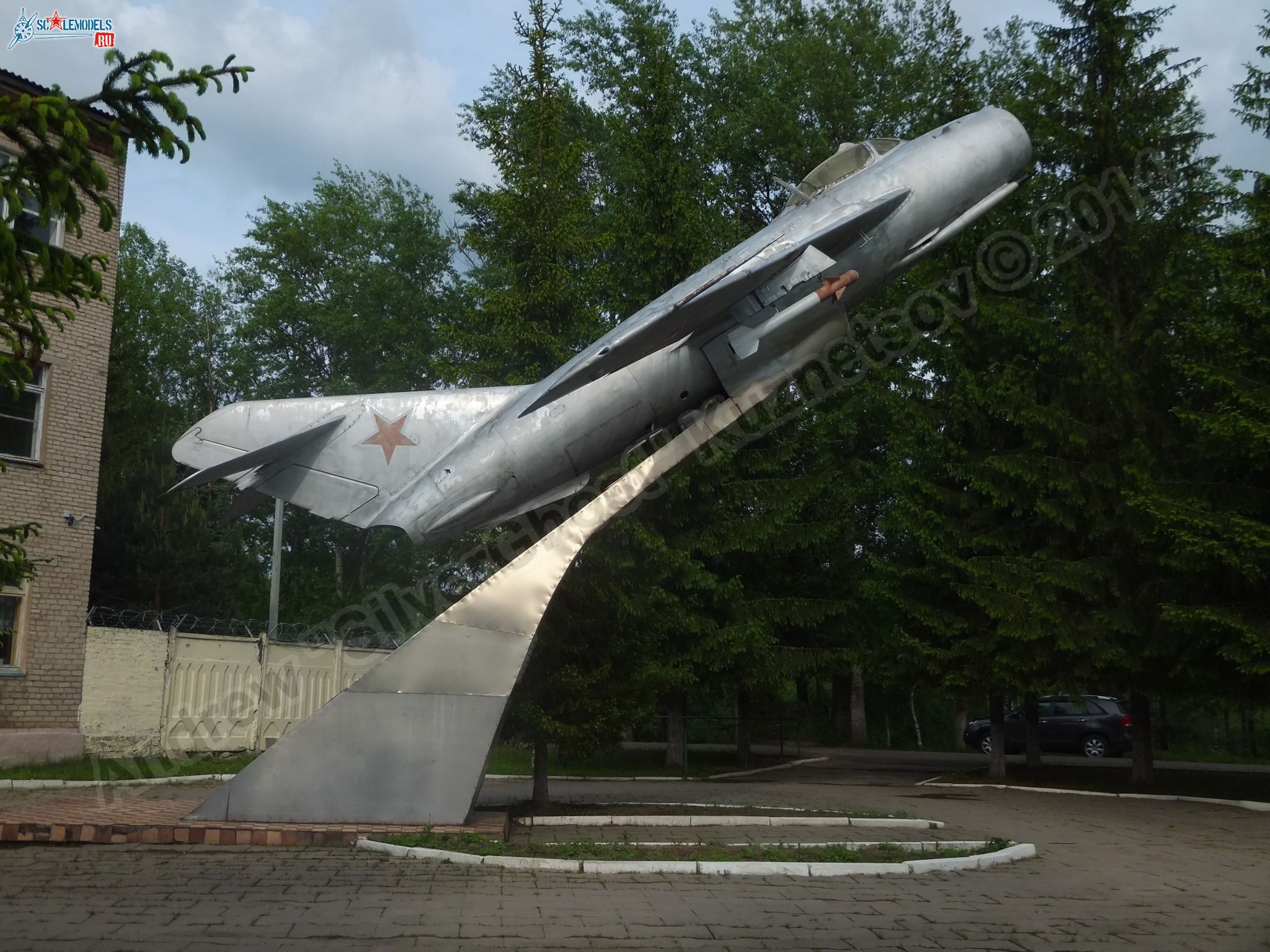 MiG-17_Vyazma_airbase_0015.jpg