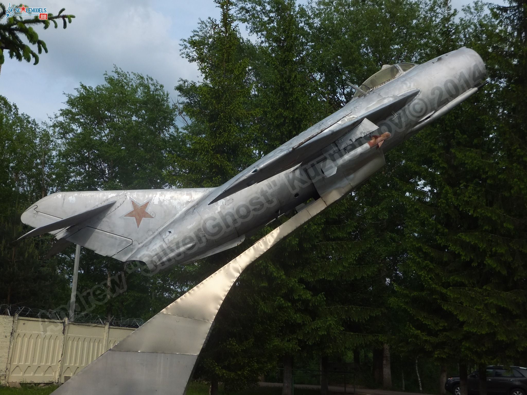 MiG-17_Vyazma_airbase_0016.jpg