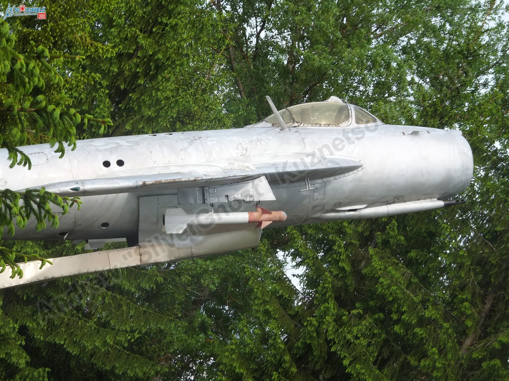 MiG-17_Vyazma_airbase_0017.jpg