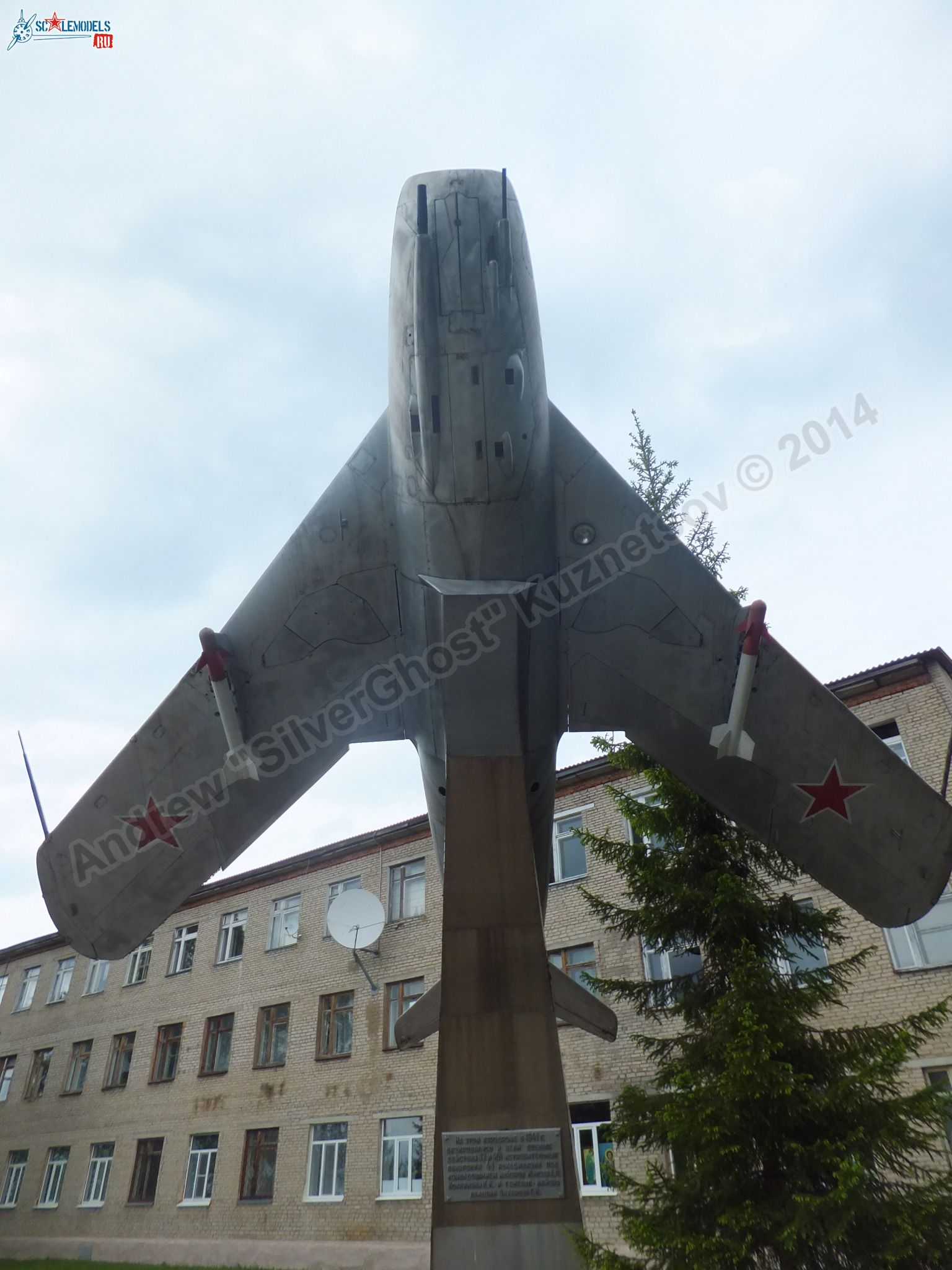 MiG-17_Vyazma_airbase_0106.jpg