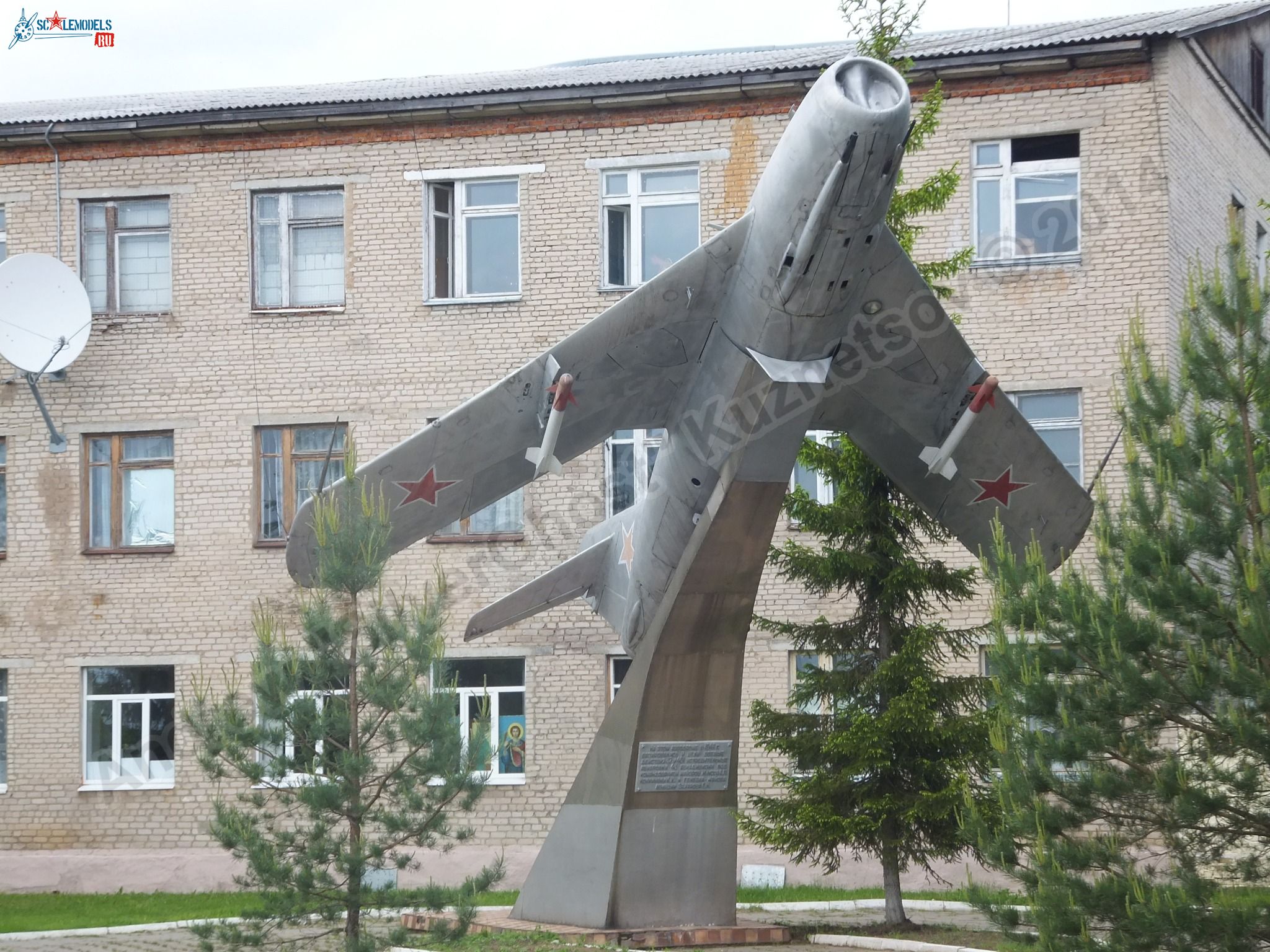 MiG-17_Vyazma_airbase_0141.jpg