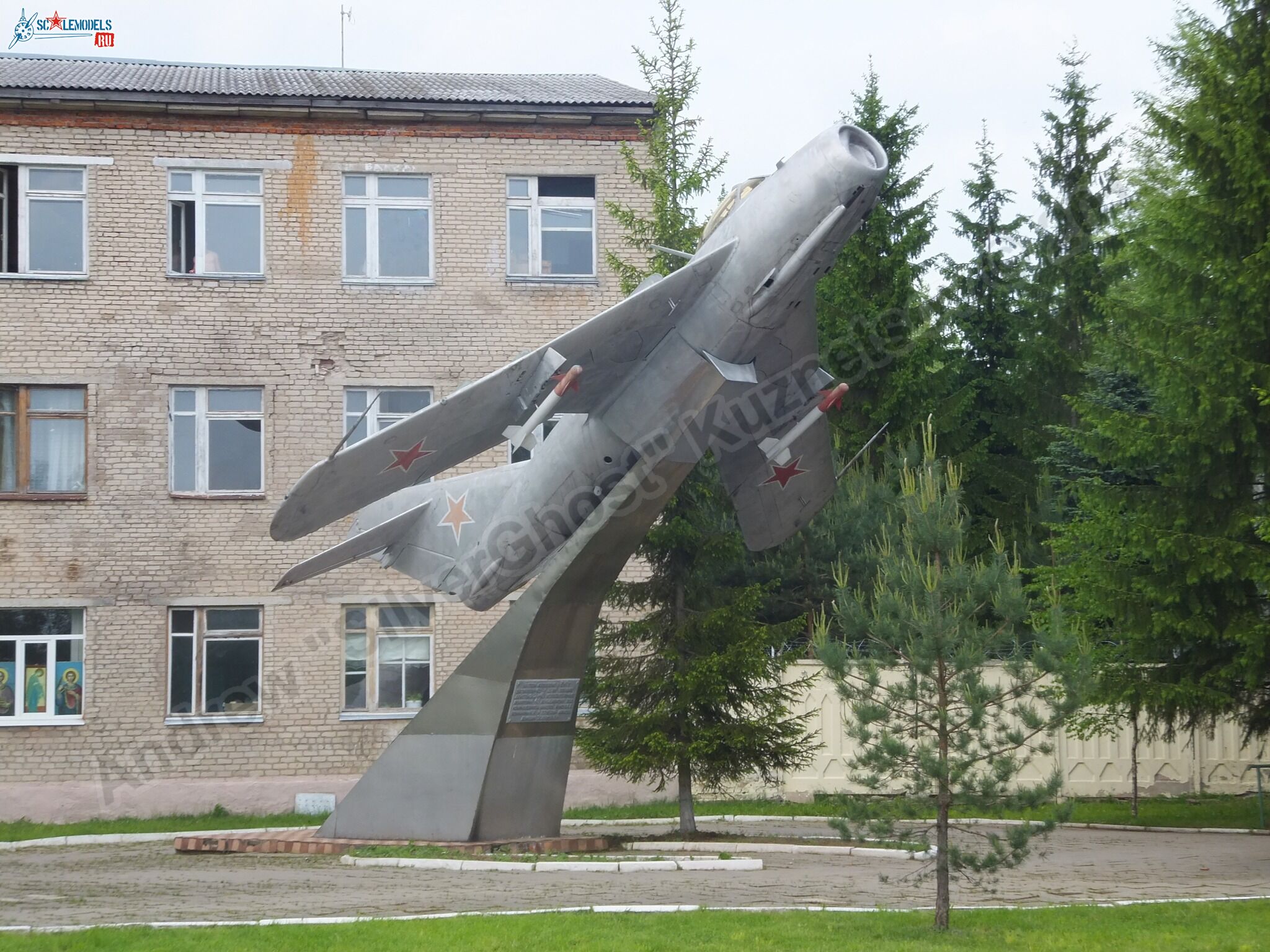 MiG-17_Vyazma_airbase_0146.jpg