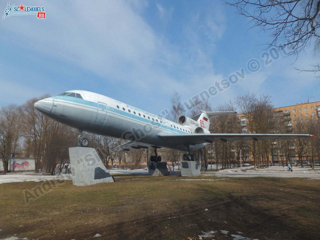 Yak-42_USSR-10985_0000.jpg