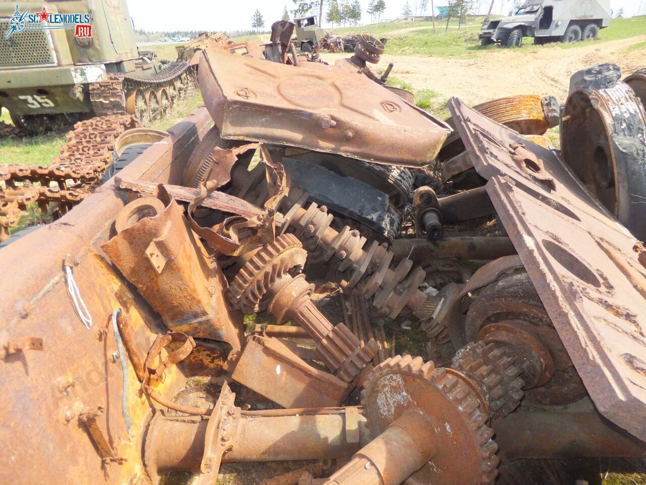 Damaged_T-34_0056.jpg