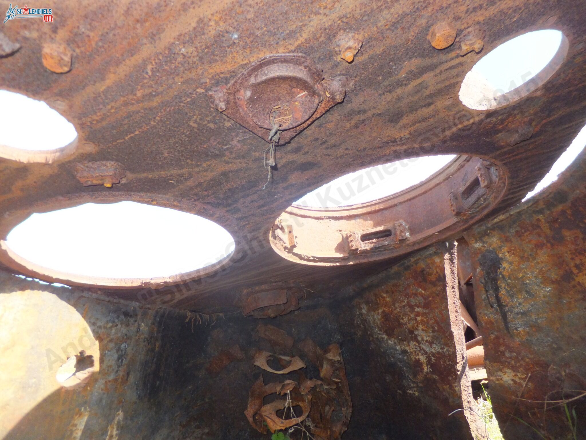 Damaged_T-34_0028.jpg