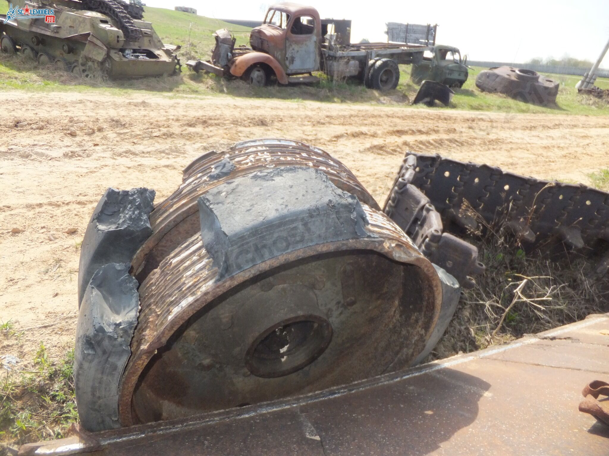Damaged_T-34_0064.jpg