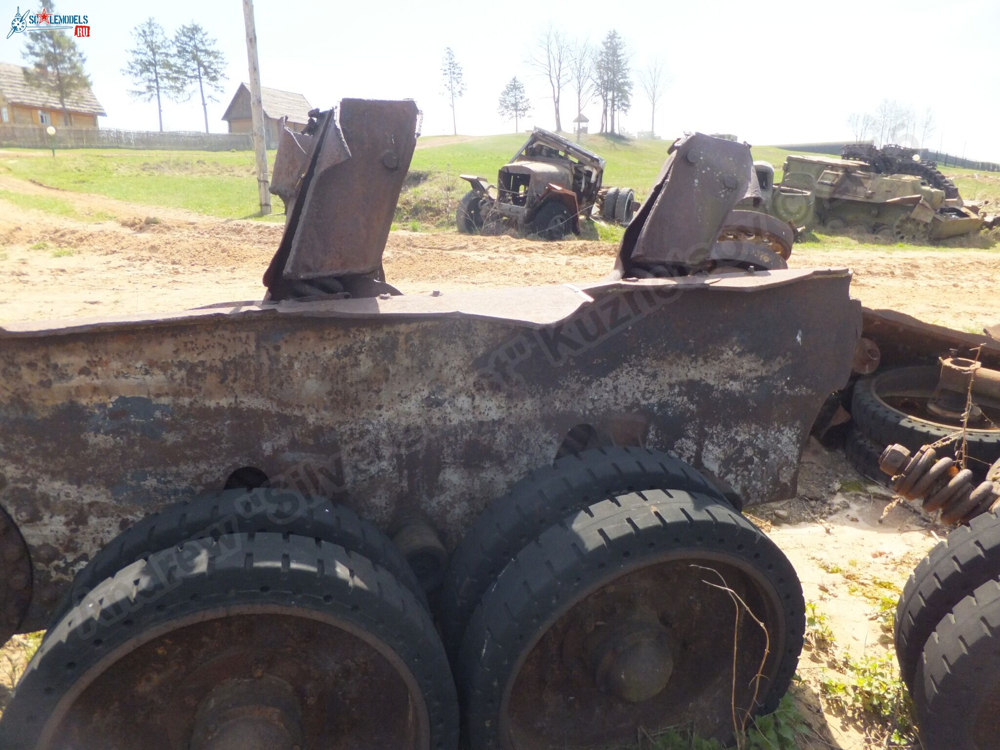 Damaged_T-34_0076.jpg