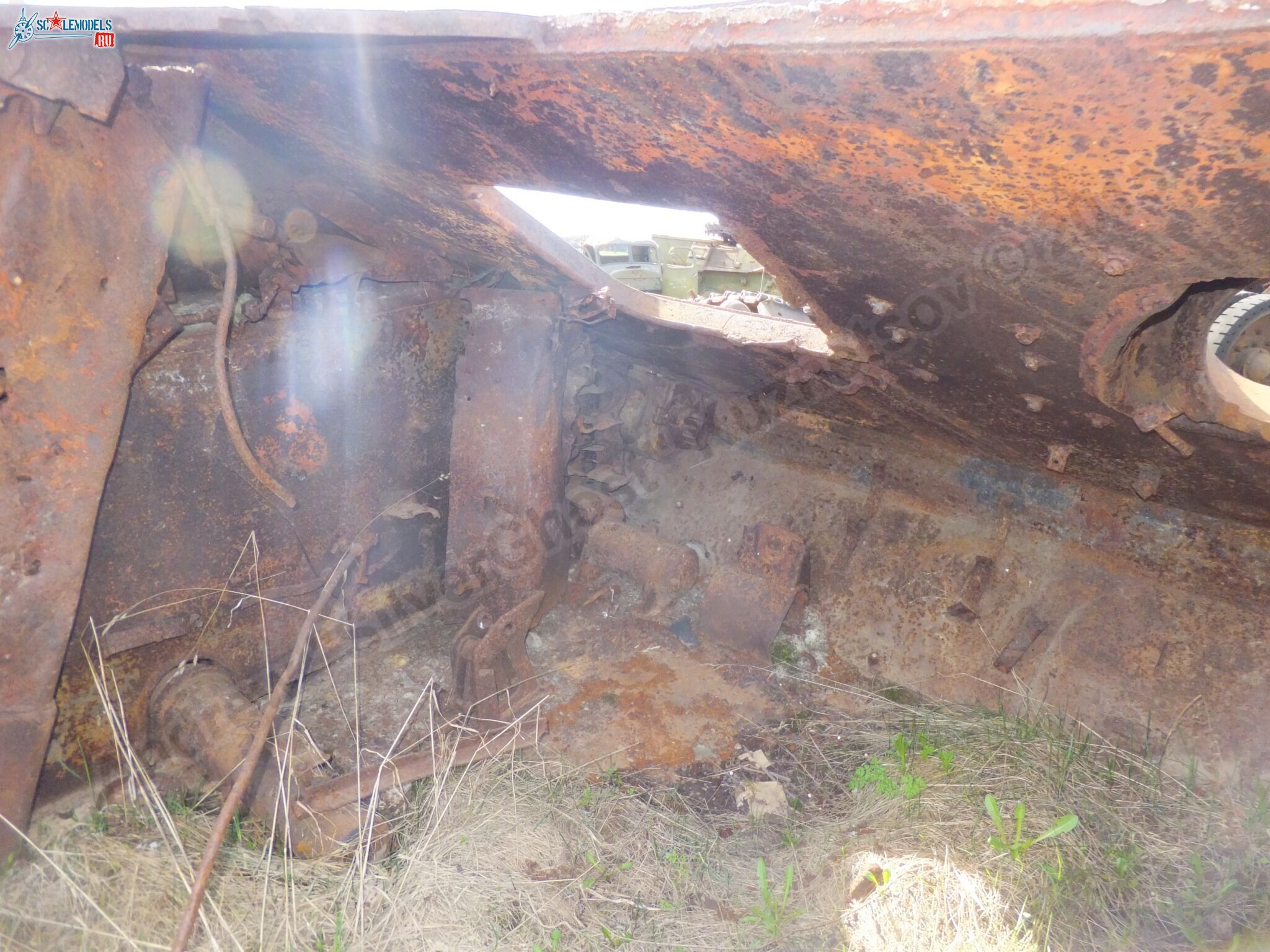 Damaged_T-34_0083.jpg
