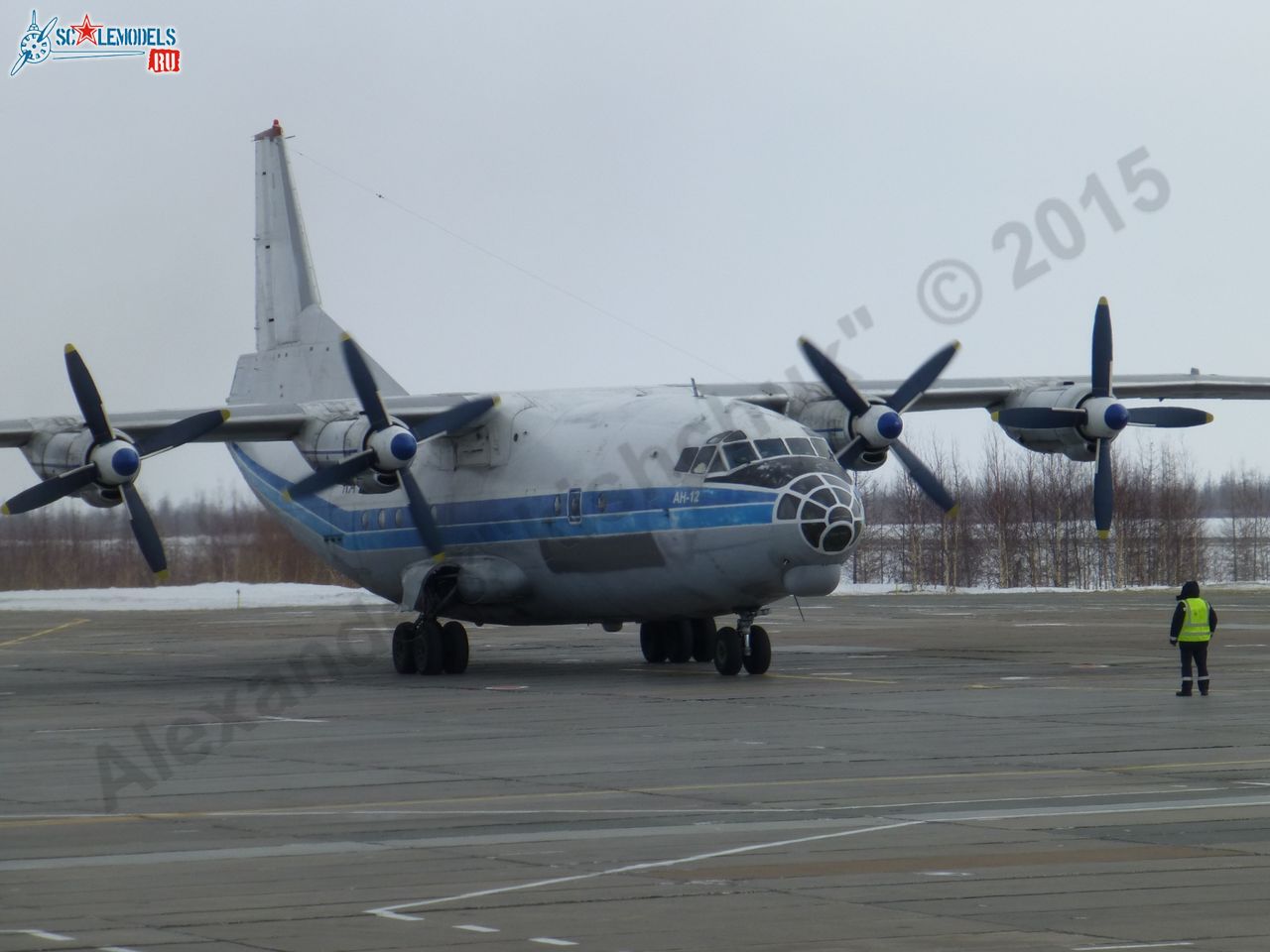 An-12_RA-93913_0000.jpg