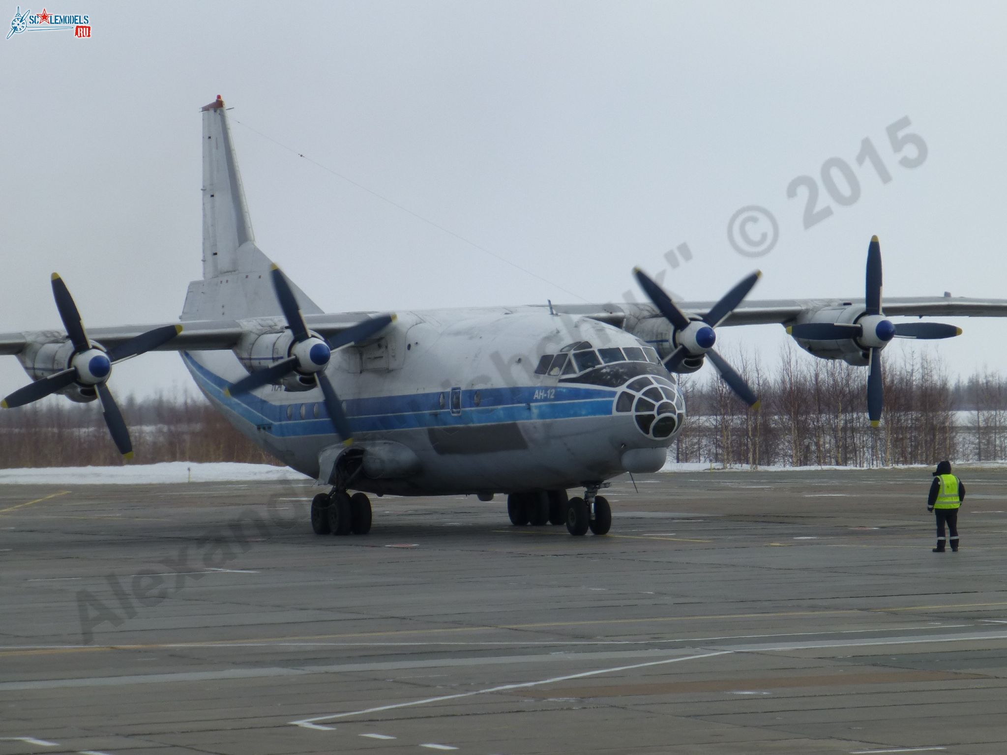 An-12_RA-93913_0000.jpg