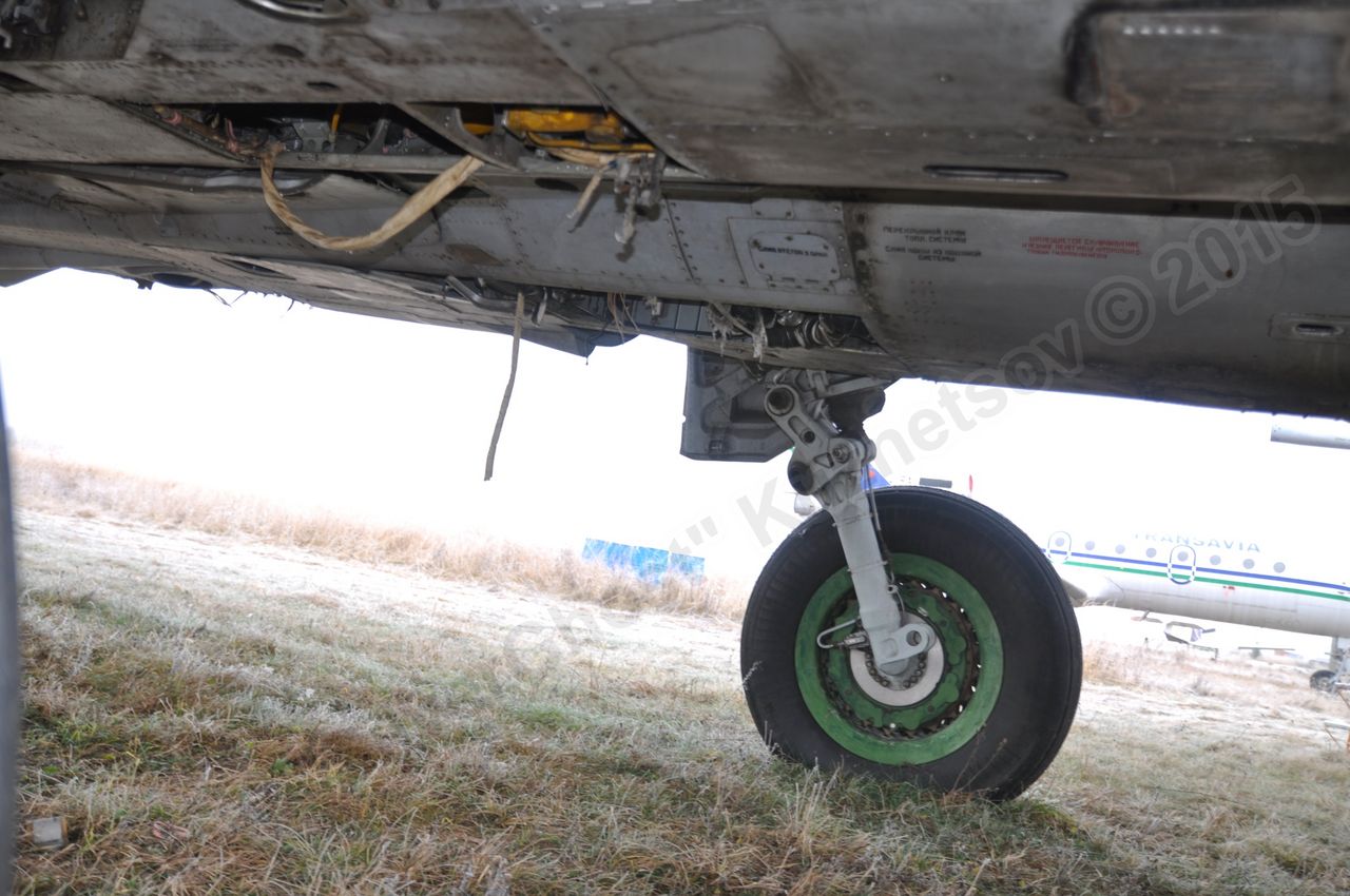 MiG-25PU_undercarriage_0010.jpg